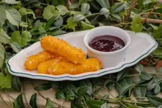 Сырные палочки с клюквенным соусом