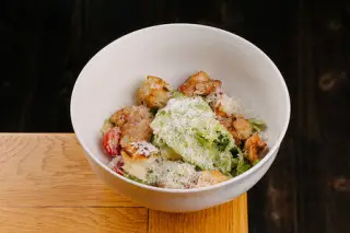Салат Цезарь с куриным бедром