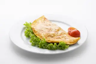 Омлет с ветчиной, помидором и сыром