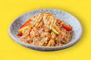 Тяхан с курицей терияки и овощами