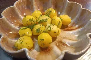 Молодой картофель с укропом