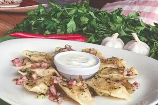 Вареники с картофелем, жареным луком и беконом