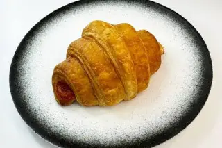 Круассан с клубничным джемом