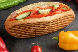 Хот-дог с говяжьей сосиской в булочке