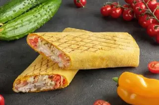 Шаурма с курицей в сырном лаваше большая