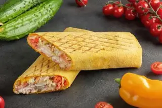 Шаурма с курицей в сырном лаваше маленькая