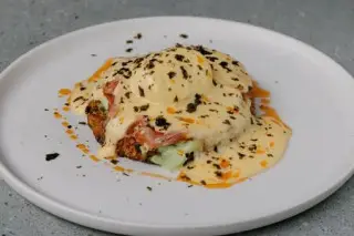 Драник из кабачка с кремом из зелени и тунцом
