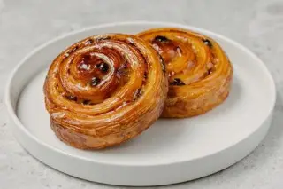 Улитка с изюмом и заварным кремом