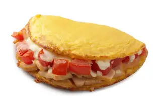 Омлет с курицей и томатами