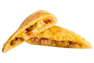 Кальзоне с беконом и халапеньо