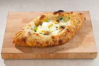 Аджарская лодочка со шпинатом и сыром (хачапури)