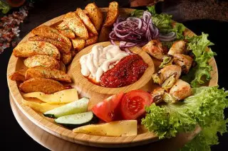 Шашлык из куриного филе, картофель по-деревенски, овощи