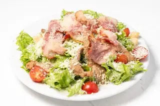 Салат Цезарь с курицей и беконом