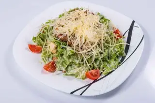 Салат Цезарь с креветками