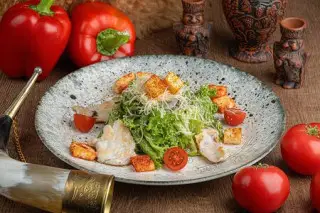 Салат цезарь с курицей