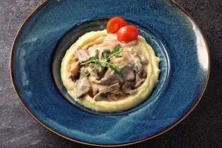 Бефстроганов из говядины с картофельным пюре 