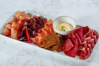 Ассорти мясных деликатесов