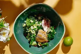 Салат с куриной грудкой, брокколи, шпинатом и песто из зелени