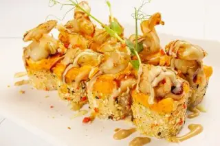Запеченный ролл с креветкой и сырным соусом