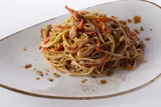 Удон с овощами и курицей