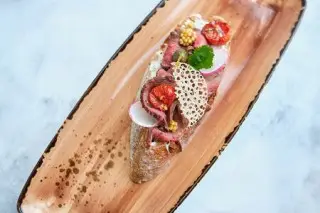 Ростбиф, каперсы и вяленые томаты
