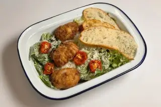 Салат Цезарь с креветочными митболами