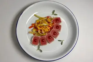 Стейк тунца с тайским салатом