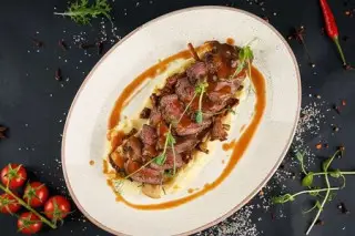 Стриплойн с картофельным пюре и грибами 