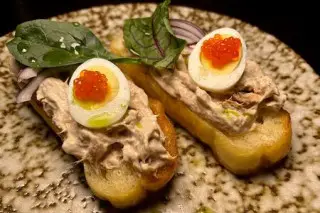 Брускетты с тунцом