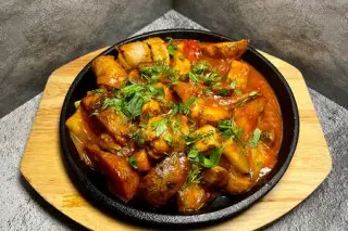 Сковородка со свиной шеей и колбасками