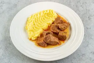 Гуляш из говядины с пюре