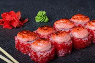 Запеченный ролл Калифорния с крабом