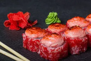 Запеченный ролл Калифорния с лососем