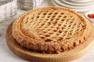 Пирог с бананом и клубникой