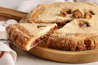 Пирог с яблоком и вишней