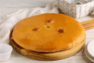 Осетинский пирог с зеленым луком, яйцом и осетинским сыром