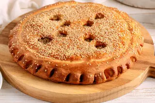 Пирог с мясом и маринованным огурчиком