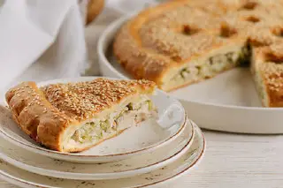 Пирог с курицей и маринованным огурчиком