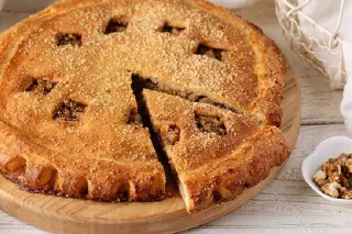 Пирог с грушей и грецким орехом