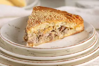 Пирог с мясом и сыром