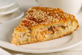 Пирог с лососем и рисом