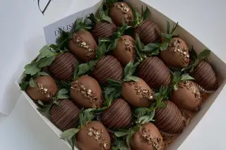 20 клубник в молочном и тёмном шоколаде