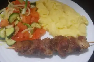 Шашлык из свинoй шеи с картофельным пюре и салатом
