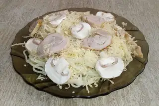 Паста с курицей и грибами