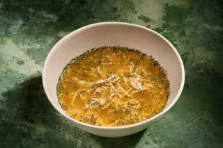 Куриный бульон с лапшой 