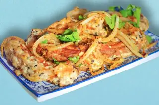 Свиные рёбра, жаренные с луком