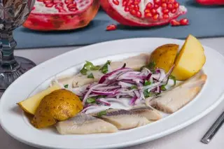 Сельдь с луком и картофелем