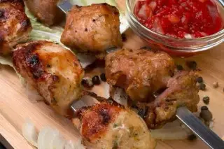 Свиная шея, приготовленная на углях, отборное мясо 