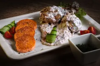 Куриная голень в белом соусе с картофелем