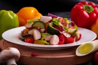 Салат овощной с редисом